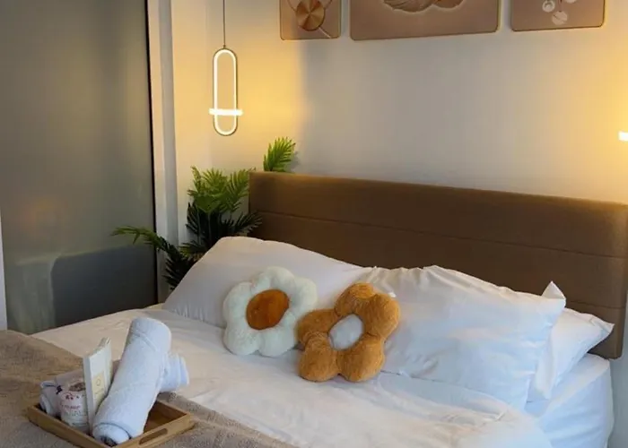 Отель Casa Matthew Azure Staycation Манила